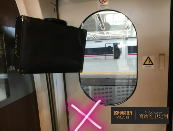 平穩(wěn)放置物品，較重的物品應(yīng)放置在浴室柜底柜底層;吊柜內(nèi)不易放置過重物品