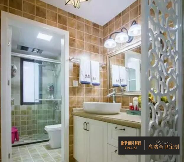 現(xiàn)在大多數(shù)衛(wèi)浴間設(shè)計(jì)是干濕分離式，將面盆獨(dú)立出來(lái)，且設(shè)置遠(yuǎn)離門(mén)口的地方，打造相對(duì)干燥的空間